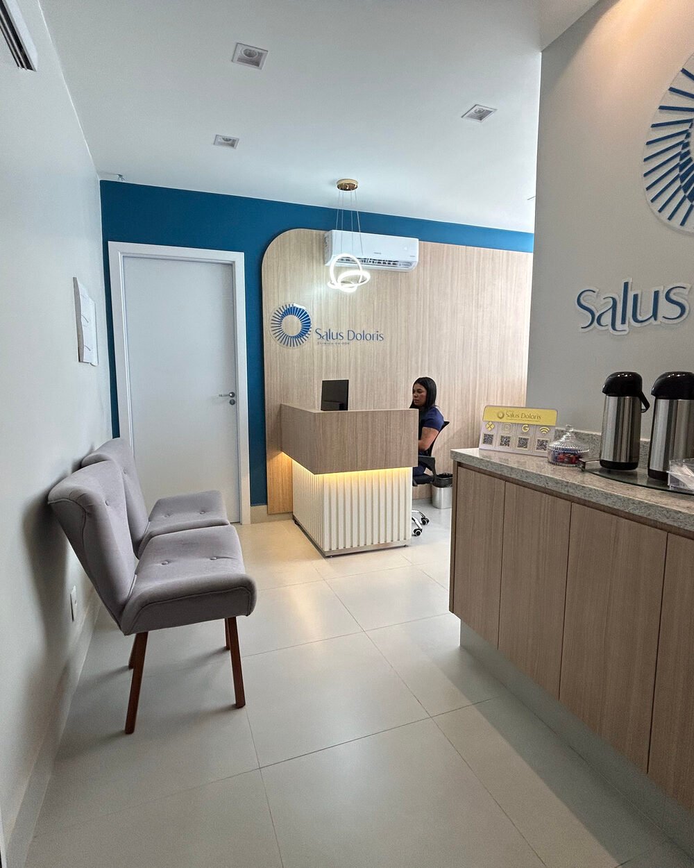 Ambiente interno acolhedor da recepção da Clínica da Dor Salus Doloris